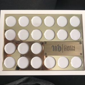 UD GWEN STEFANI BLUSH PALETTE